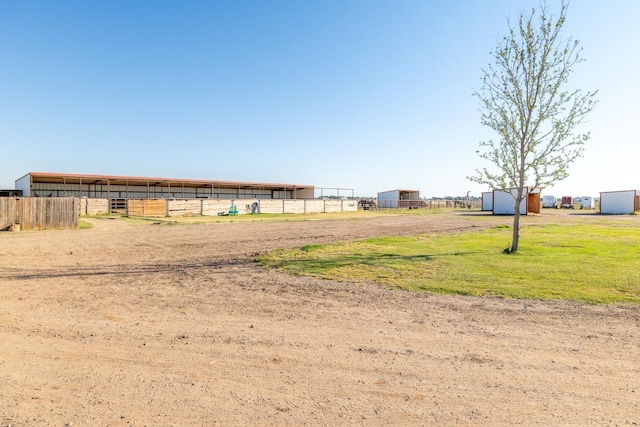 view of yard with an outbuilding