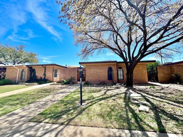 ranch-style home featuring a front yard