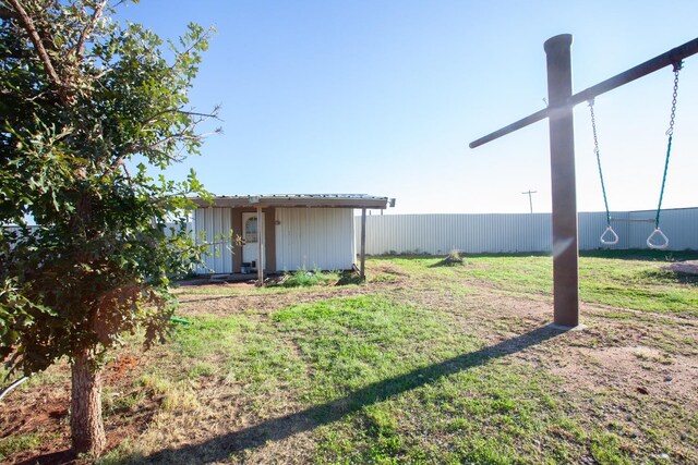 view of yard featuring an outdoor structure