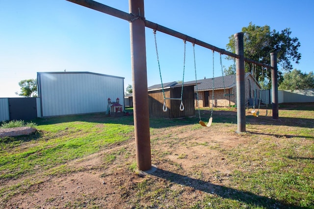 view of yard featuring an outbuilding