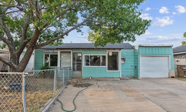 view of front of property featuring a garage