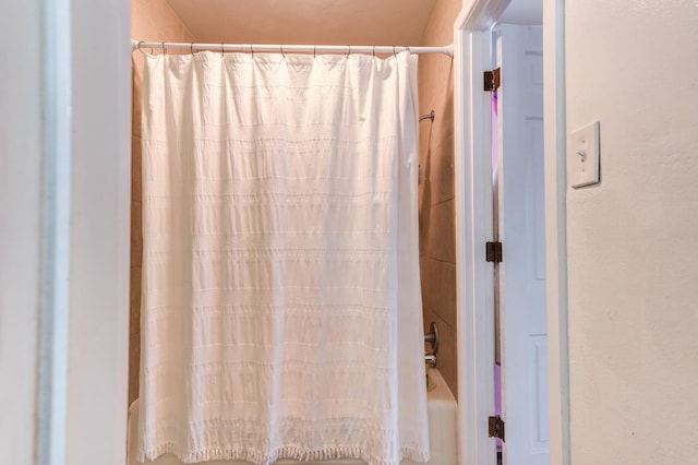 bathroom with shower / bath combo