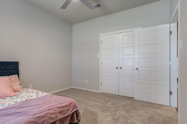 bedroom featuring a closet, ceiling fan, visible vents, baseboards, and carpet floors