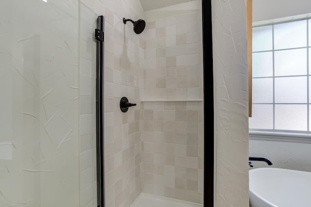 bathroom featuring a tile shower