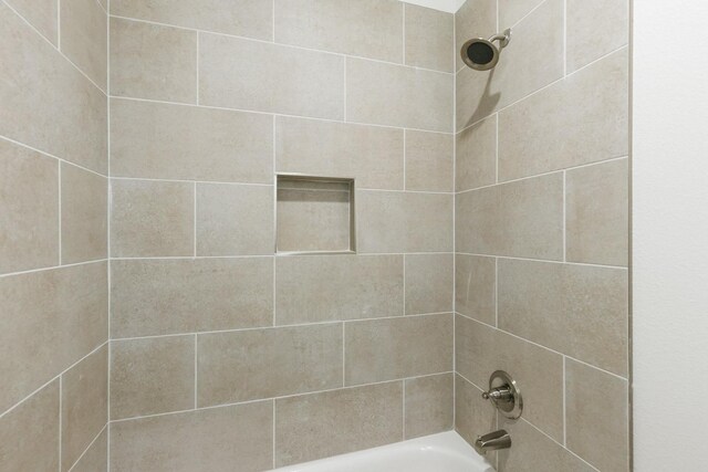 bathroom featuring tiled shower / bath combo