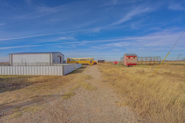 view of yard featuring an outbuilding