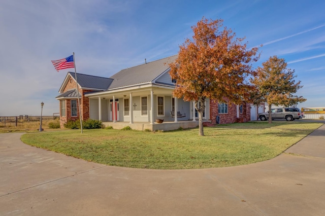 view of front facade featuring a front yard and covered porch