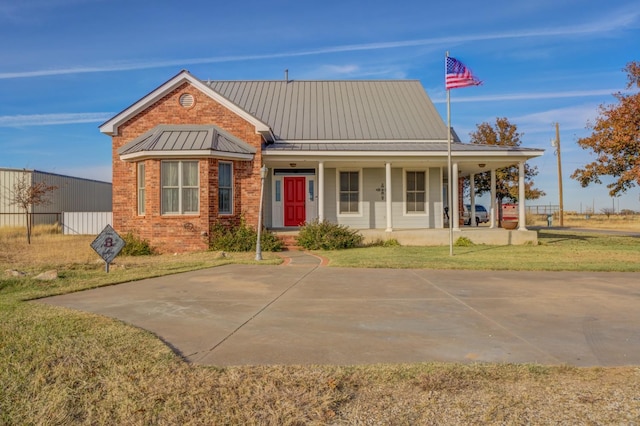 view of front facade with covered porch and a front yard