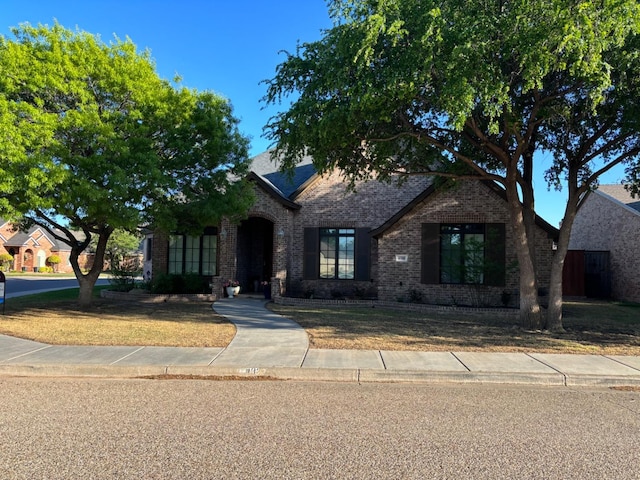 view of front of house featuring a front yard