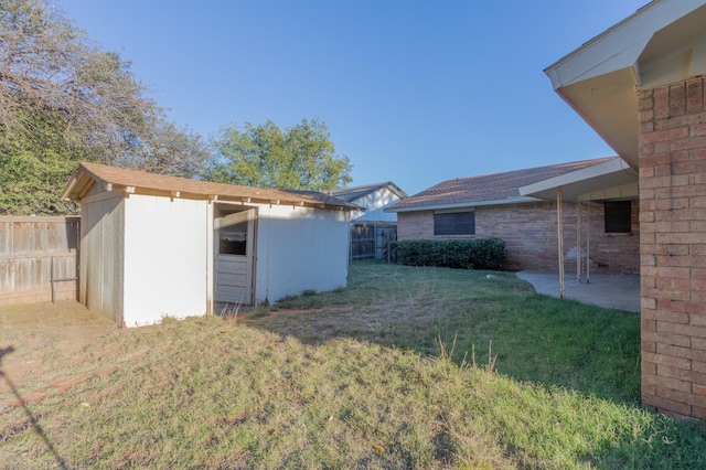 view of yard featuring a storage shed