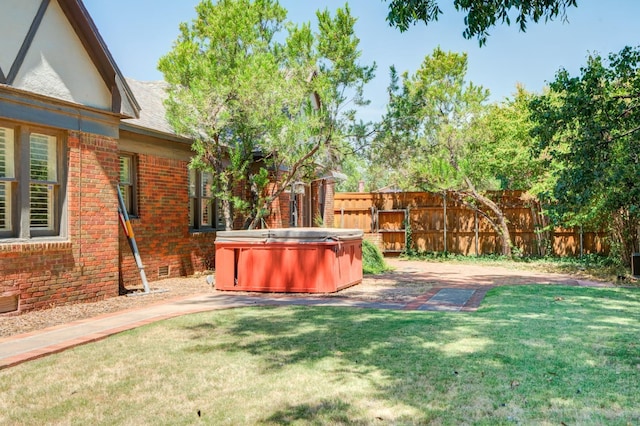 view of yard featuring a hot tub