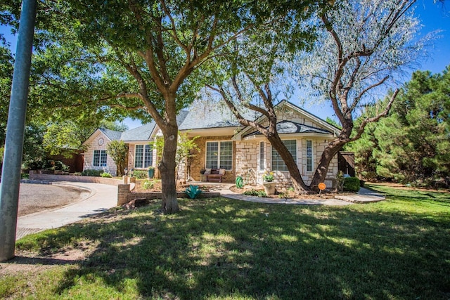 ranch-style house featuring a front yard