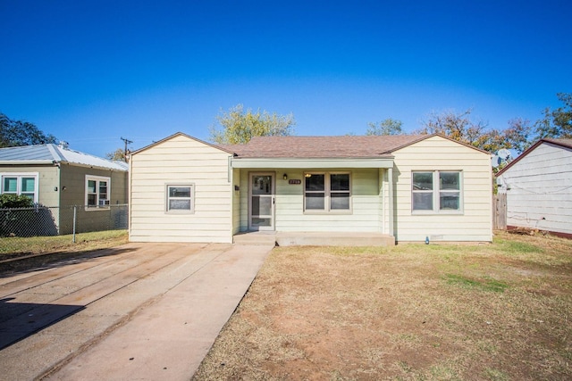 single story home with a front yard