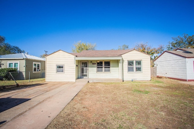 ranch-style house featuring a front lawn