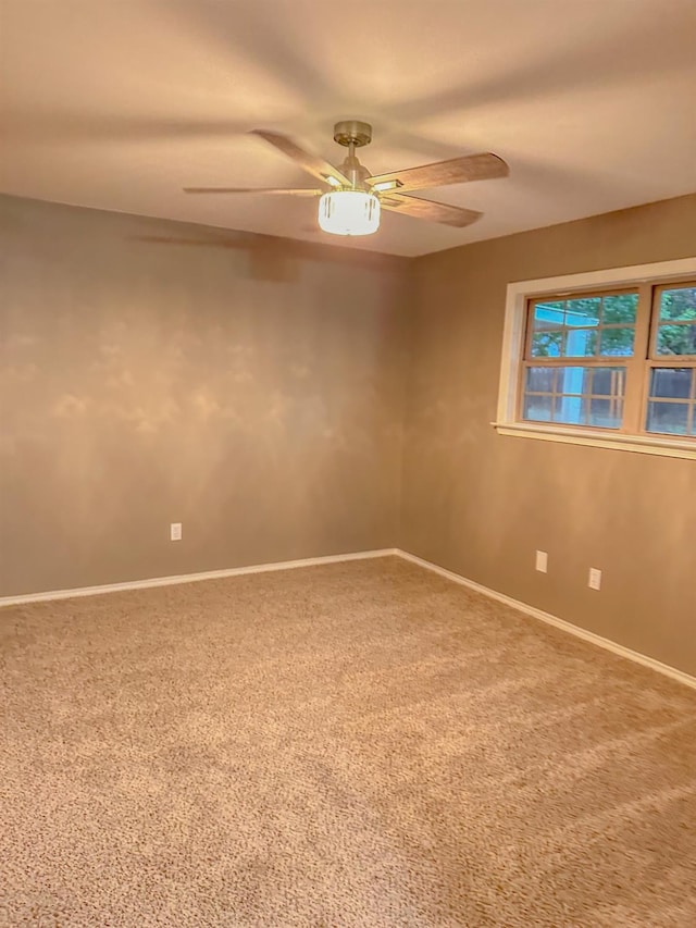 carpeted empty room featuring ceiling fan