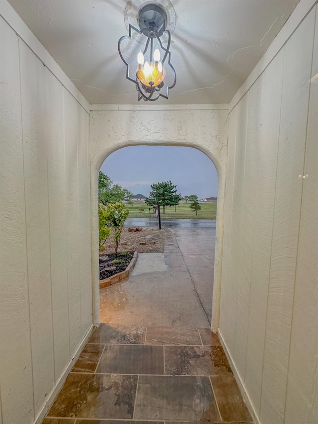 corridor featuring a notable chandelier