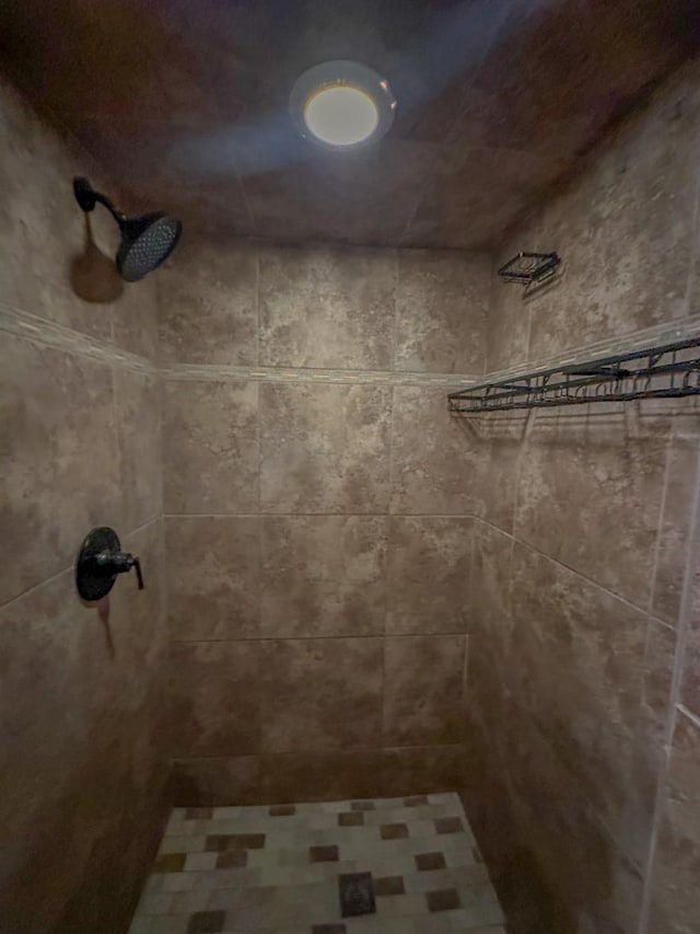 bathroom featuring a tile shower