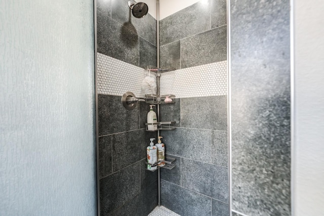 bathroom featuring a tile shower