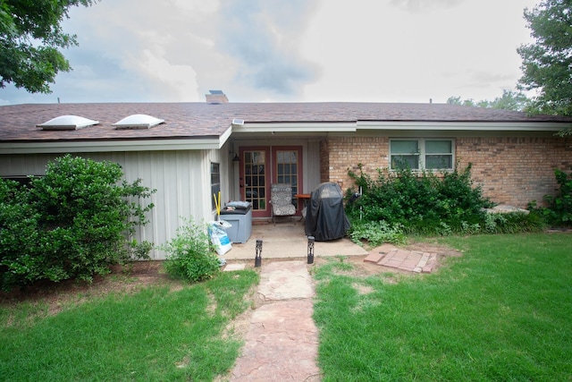 view of front facade featuring a front yard and a patio