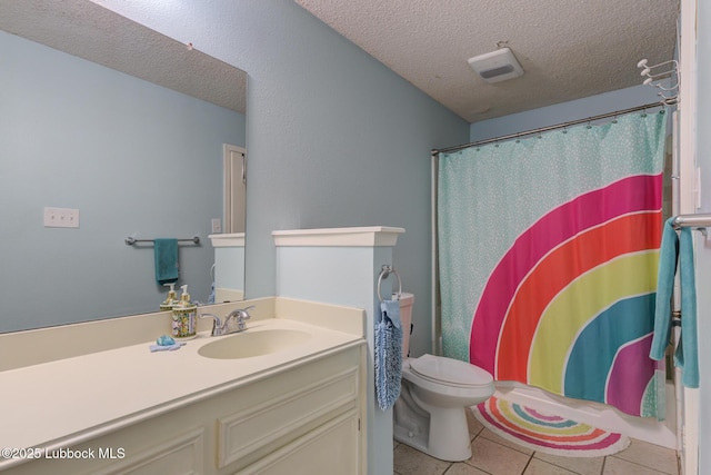 8609 Kenosha Dr, Lubbock, TX 79423 - full bathroom featuring toilet, vanity, tile patterned floors, a textured ceiling, and curtained shower