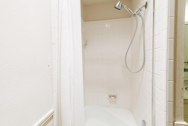 bathroom with shower / tub combo