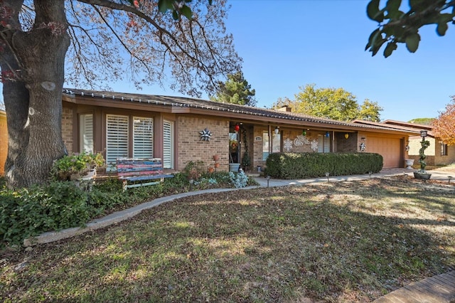 single story home featuring a front lawn