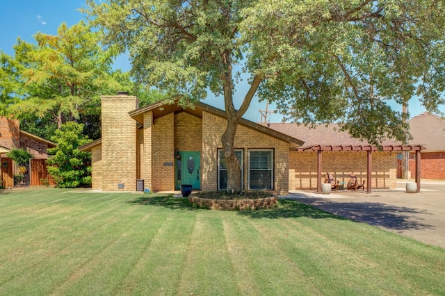 view of front facade featuring a front yard and a pergola