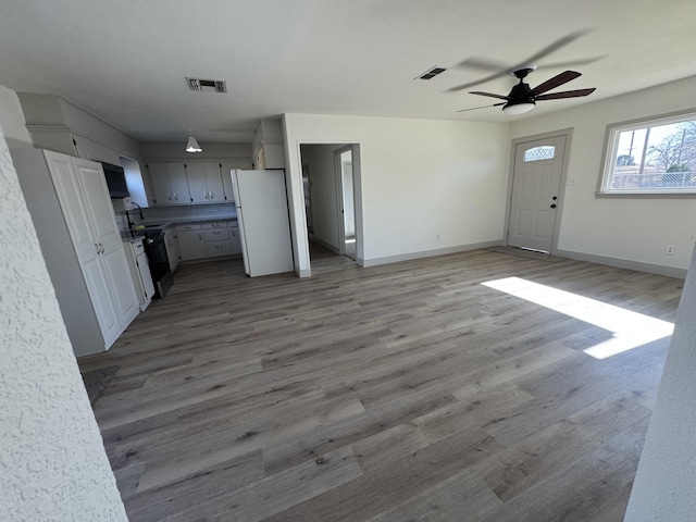 kitchen with gray cabinets, dark hardwood / wood-style floors, sink, white fridge, and ceiling fan