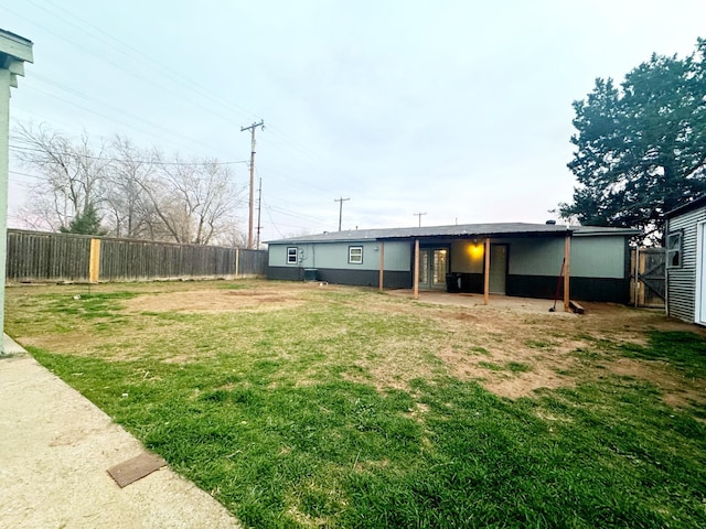 view of yard featuring a patio