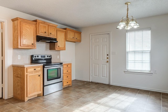 kitchen featuring a notable chandelier, decorative light fixtures, a textured ceiling, and electric range