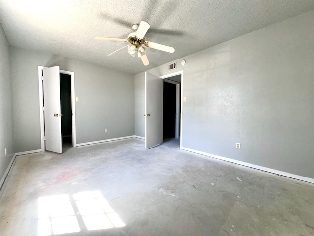 empty room featuring ceiling fan and a textured ceiling