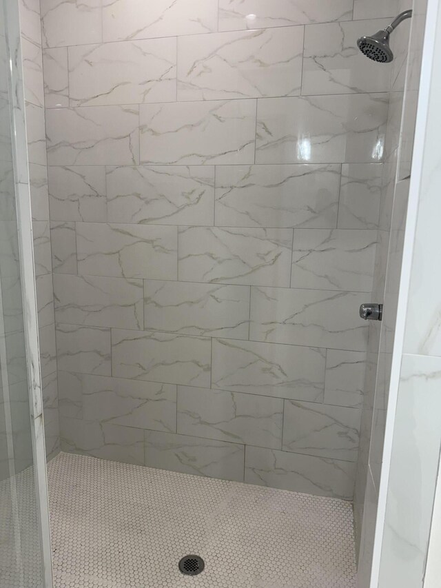 5414 112th St, Lubbock, TX 79424 - bathroom with a tile shower