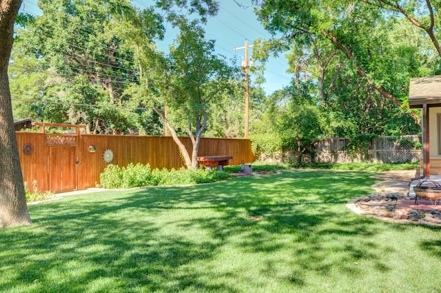 view of yard featuring a fire pit