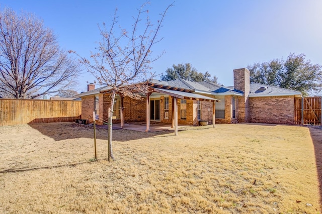 back of house featuring a lawn