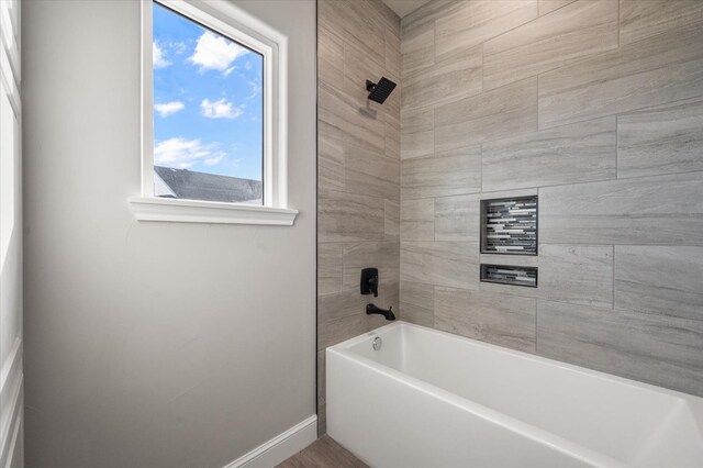 bathroom with tiled shower / bath combo