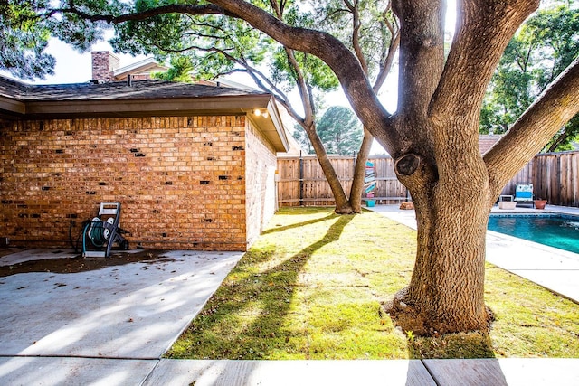 view of yard featuring a fenced in pool