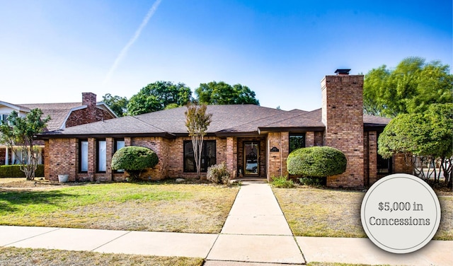 view of front of home with a front lawn