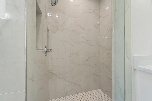 bathroom featuring a tile shower