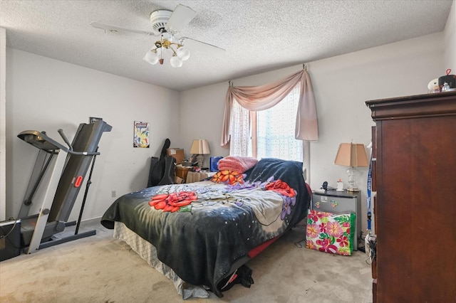 bedroom featuring light carpet, ceiling fan, and a textured ceiling