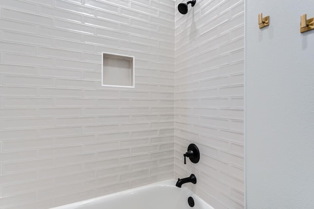 room details featuring tiled shower / bath combo