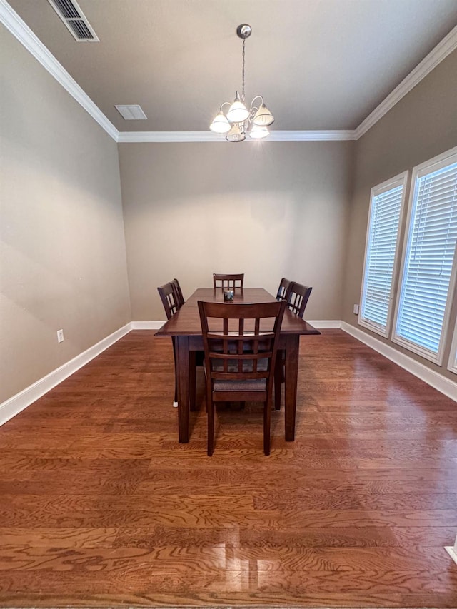 dining area featuring ornamental molding, dark hardwood / wood-style floors, and a notable chandelier