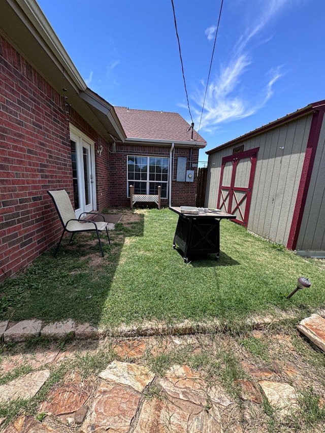 view of yard with a storage unit