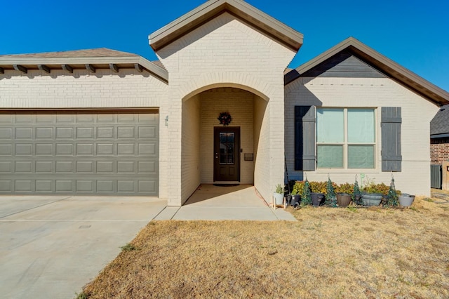 view of front of home with a garage and a front yard