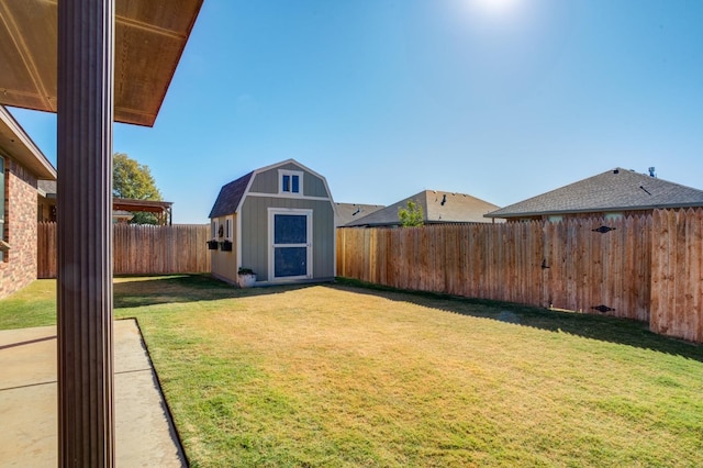 view of yard featuring a storage shed