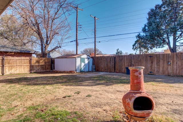 view of yard featuring a storage shed