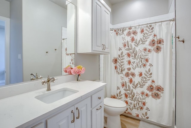 bathroom with a shower with curtain, vanity, and toilet