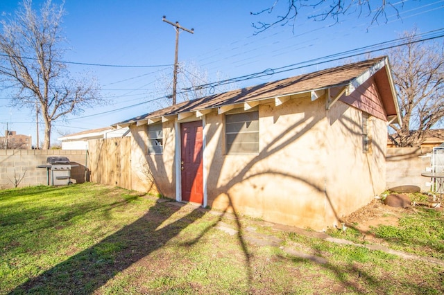 view of outdoor structure featuring an outdoor structure and fence
