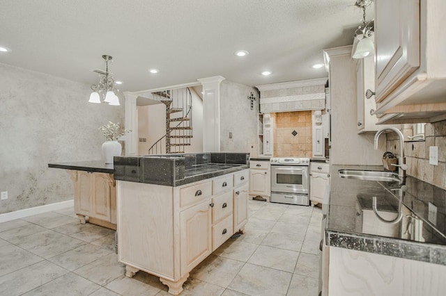 kitchen with electric stove, sink, pendant lighting, a breakfast bar, and a center island