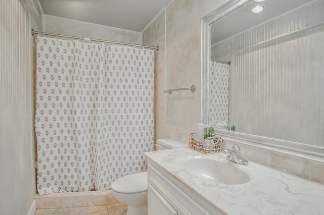 bathroom featuring a shower with curtain, vanity, and toilet