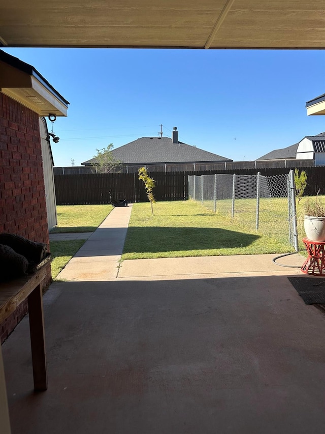 view of yard featuring a patio area